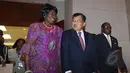 Wakil Presiden Zambia Inonge Wina (kiri) ingin mengirimkan pelajarnya untuk belajar di Indonesia, JCC Jakarta, Selasa (21/4/2015). JK mengantarkan Wina usai mengadakan pertemuan bilateral. (Liputan6.com/Herman Zakharia)