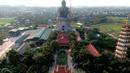 Foto udara pada 18 Mei 2019 memperlihatkan patung Buddha raksasa yang sedang dibangun di pagoda Khai Nguyen di distrik Son Tay, pinggiran Hanoi. Pengerjaan patung Buddha setinggi 72 meter ini dimulai pada 2015 dan diperkirakan selesai dalam lima tahun mendatang. (Photo by Manan VATSYAYANA/AFP)