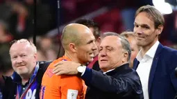 Gelandang Belanda, Arjen Robben memeluk pelatihnya Dick Advocaat setelah pertandingan melawan Swedia pada kualifikasi Piala Dunia 2018 di stadion Arena, Amsterdam (10/10). Kini Robben ingin fokus ke klubnya Bayern Munchen. (AFP Photo/Emmanuel Dunand)