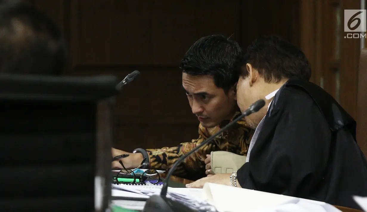 Gubernur nonaktif Jambi Zumi Zola berdiskusi dengan kuasa hukum disela sidang lanjutan perkara suap dan gratifikasi di Pengadilan Tipikor Jakarta, Kamis (10/10). Sidang beragenda mendengarkan keterangan 9 saksi dari JPU. (Liputan6.com/Herman Zakharia)