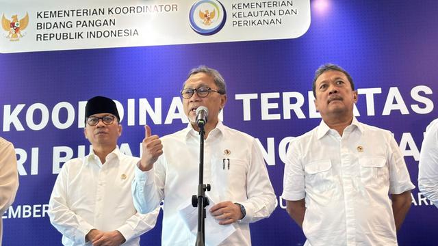 Menteri Koordinator Bidang Pangan Zulkifli Hasan, Menteri Kelautan dan Perikanan Sakti Wahyu Trenggono dan Menteri Perdagangan Budi Santoso dalam konferensi pers usai Ratas Swasembada Pangan.