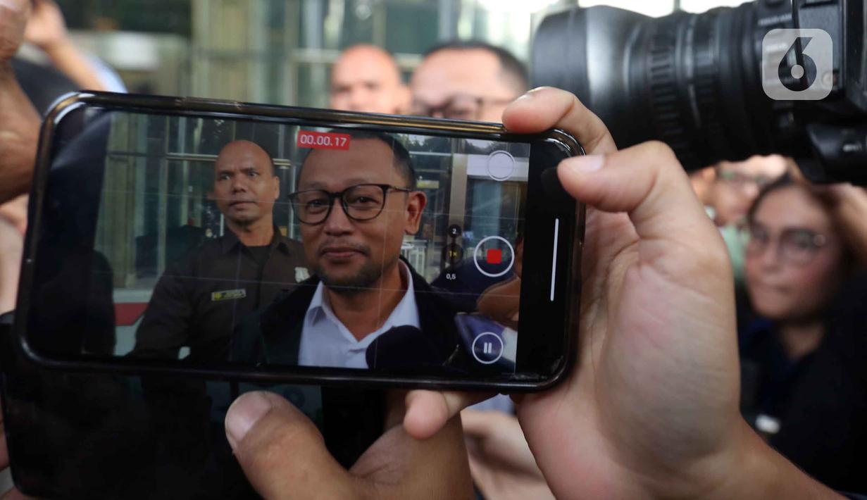 Pemanggilan kali ini menjadi yang ketiga bagi Ishfah Abidal Aziz alias Gus Alex. Tampak dalam foto, mantan staf khusus Menteri Agama periode 2019-2024, Yaqut Cholil Qoumas, Ishfah Abidal Aziz alias Gus Alex berjalan meninggalkan Gedung Merah Putih Komisi Pemberantasan Korupsi (KPK), Jakarta, Senin (26/1/2026). (Liputan6.com/Helmi Fitrhiansyah)