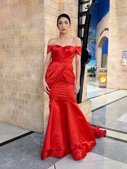 Kali ini Tyas Mirasih tampil merona dengan gaun berwarna merah. Off shoulder gown rancangan Teng Yane ini memiliki potongan A-Line di bagian bawah. (instagram/tyasmirasih)