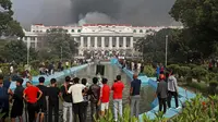 Kerusuhan meluas hingga ke pusat pemerintahan. Gedung Parlemen di Kathmandu turut dibakar massa. (Prabin RANABHAT/AFP)