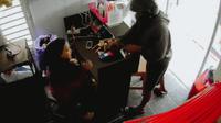 Tangkapan layar rekaman CCTV perampokan bersenjata api di Pekanbaru. (Liputan6.com/M Syukur)