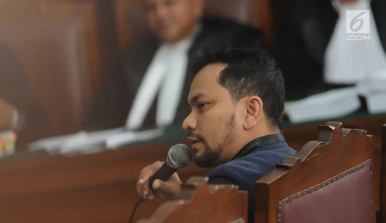 Penyanyi sekaligus dokter bedah plastik Tompi saat menjadi saksi sidang lanjutan kasus berita bohong Ratna Sarumpaet  di PN Jakarta Selatan, Selasa (23/4). Tompi hadir atas undangan PN Jaksel sebagai saksi fakta. (Liputan6.com/Herman Zakharia)