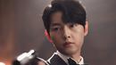 <p>Song Joong Ki&mdash;yang sebelumnya membintangi Descendants of the Sun dan Arthdal Chronicles bersama Kim Ji Won&mdash;membuat penampilan spesial di Queen of Tears sebagai karakter Vincenzo, yang berakting sebagai pengacara Hong Hae In.</p>