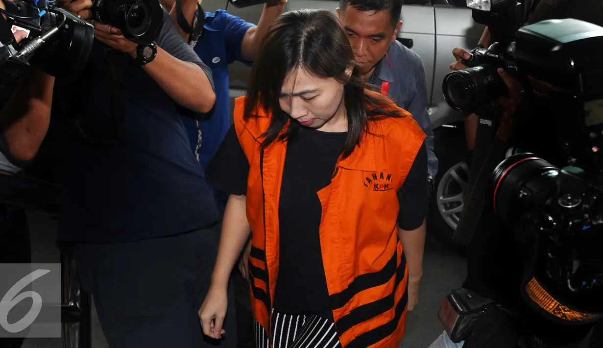 NG Fenny saat akan masuk gedung KPK untuk menjalani pemeriksaan lanjutan terkait dugaan penyuapan Hakim MK, Patrialis Akbar, Jakarta, Senin (30/1). Pemeriksaan ini merupakan pemeriksaan perdana NG Fenny. (Liputan6.com/Helmi Fithriansyah)