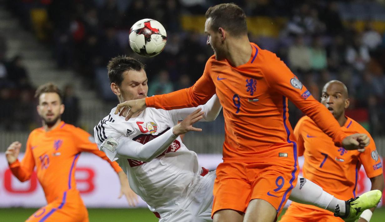 Striker Belanda, Vincent Janssen, berebut bola dengan bek Belarusia, Sergei Politevich, pada laga kualifikasi Piala Dunia 2018 di Stadion Borisov Arena, Borisov, Sabtu (7/10/2017). Belarusia kalah 1-3 dari Belanda. (AP/Sergei Grits)