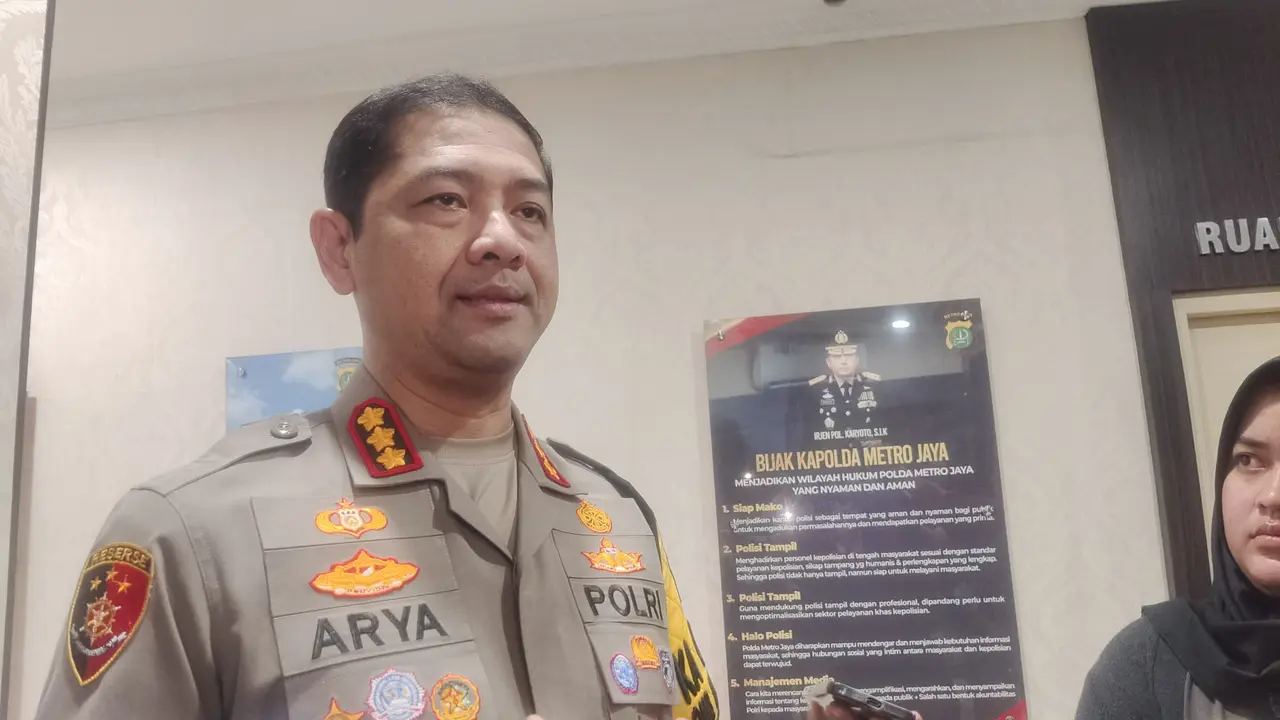 Kapolres Metro Depok, Kombes Arya Perdana saat memberikan penjelasan terkait perundungan sesama siswi SMP (Liputan6.com/Dicky Agung Prihanto)
