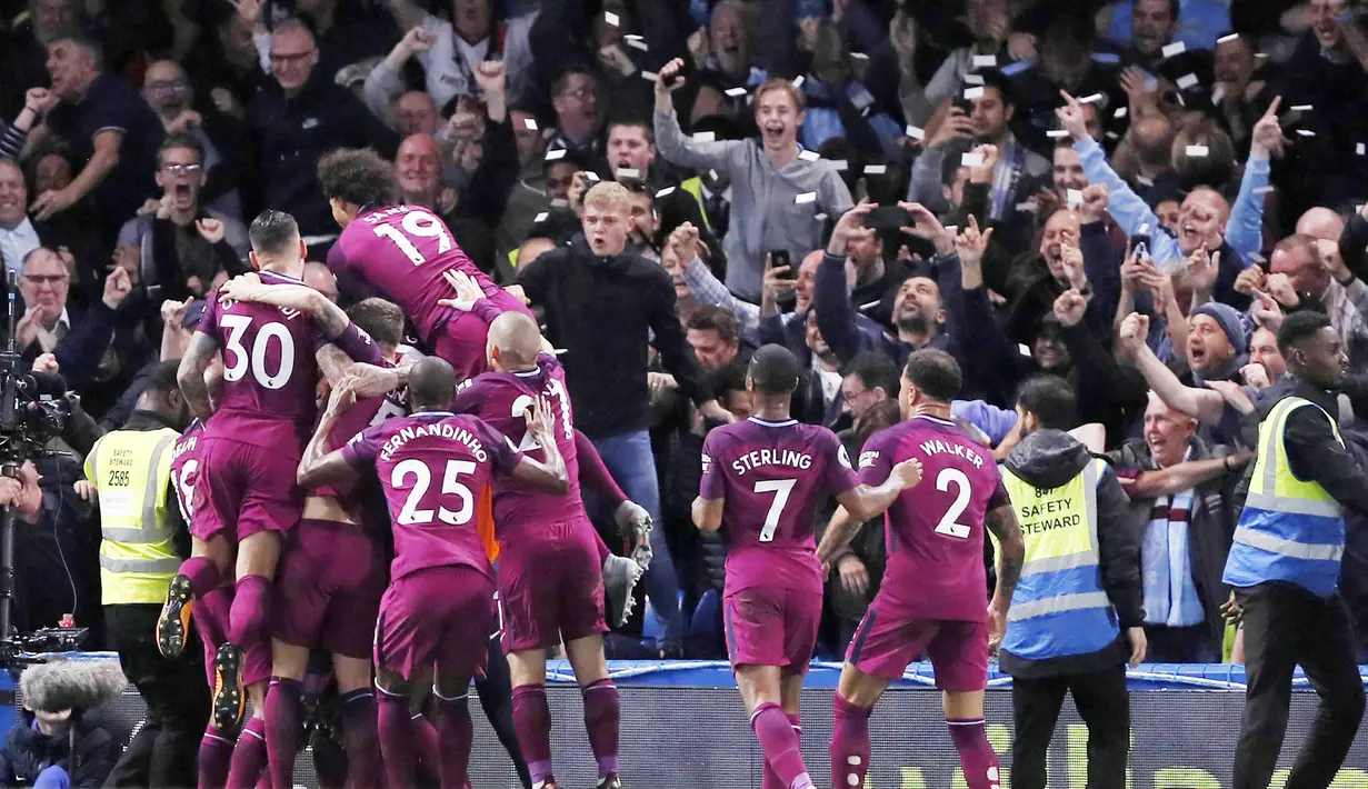 Para pemain Manchester City merayakan gol yang dicetak oleh Kevin De Bruyne ke gawang Chelsea pada laga Premier League di Stadion Stamford Bridge, Sabtu (30/9/2017). Manchester City menang 1-0 atas Chelsea. (AP/Kirsty Wigglesworth)