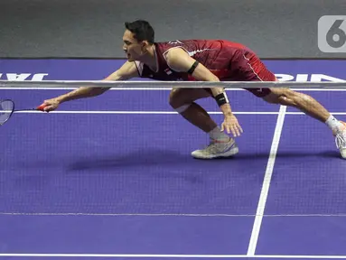 Pebulu tangkis tunggal putra Indonesia, Jonatan Christie saat bertanding melawan wakil Singapura Jia Heng Jason Teh dalam babak 32 besar Indonesia Open 2025 di Istora Senayan, kompleks Gelora Bung Karno, Jakarta, Selasa (3/6/2025) sore WIB. (Liputan6.com/Herman Zakharia)