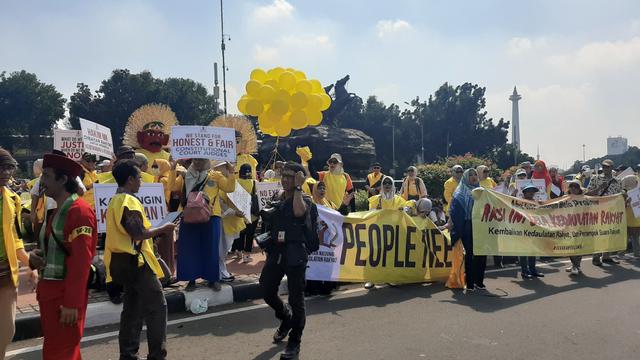 Sejumlah orang menggelar aksi di kawasan Patung Kuda, Selasa (18/6/2019).