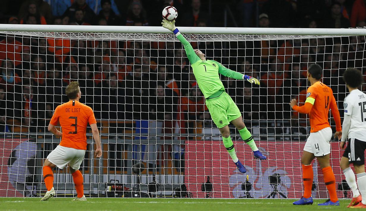 Kiper Belanda, Jasper Cillessen, berusaha menghalau bola saat melawan Jerman pada laga kualifikasi Piala Eropa di Stadion Johan Cruyff, Minggu (24/3). Belanda takluk 2-3 dari Jerman. (AP/Peter Dejong)