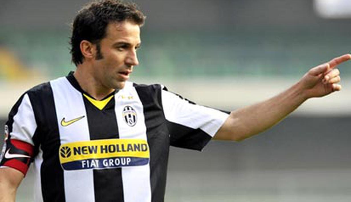 Juventus forward Alessandro Del Piero makes a sign to a teammate during his team's Italian Serie A football match against Chievo on November 9, 2008 at Bentegodi stadium in Verona. AFP PHOTO / DAMIEN MEYER 