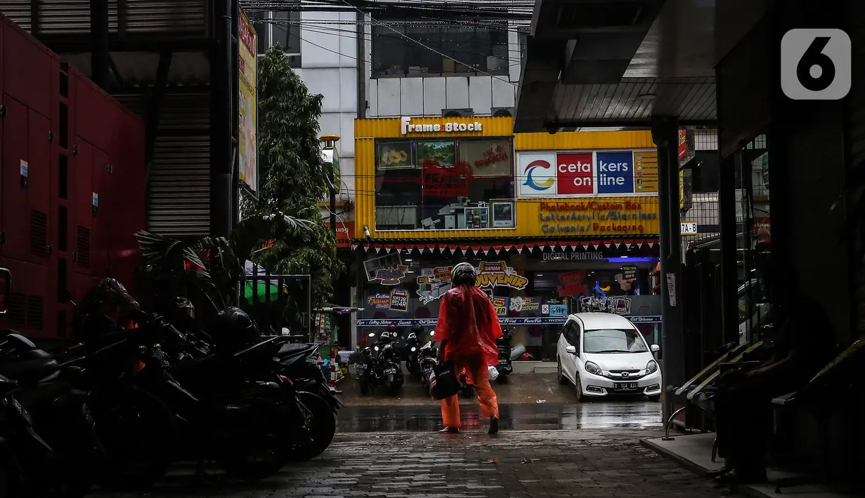 Tempat digital printing PT Bintang Sempurna di kawasan Benhil, Jakarta Pusat, Rabu (24/2/2021). Setidaknya omset yang dihasilkan digital printing ini tidak sebesar seblum pandemi berlangsung. (Liputan6.com/Johan Tallo)