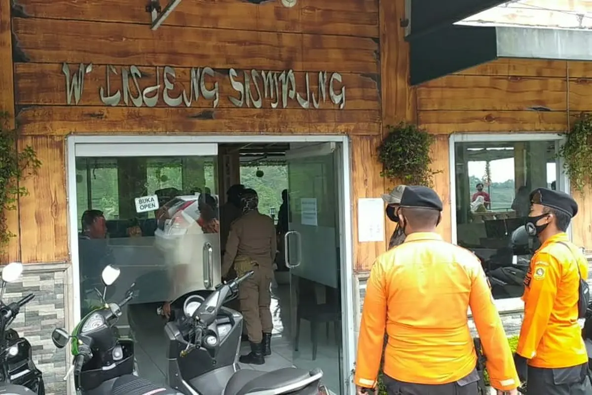 Aparat gabungan sedang membubarkan pengunjung yang sedang makan di kawasan Puncak, Bogor, Selasa (26/5/2020).