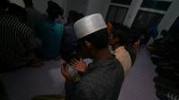 Pengungsi Muslim-Rohingya sedang menggelar salat magrib berjemaah di langgar milik sekolah yang menjadi lokasi penampungan mereka, Selasa malam (27/12/2022). (Liputan6.com/Rino Abonita)