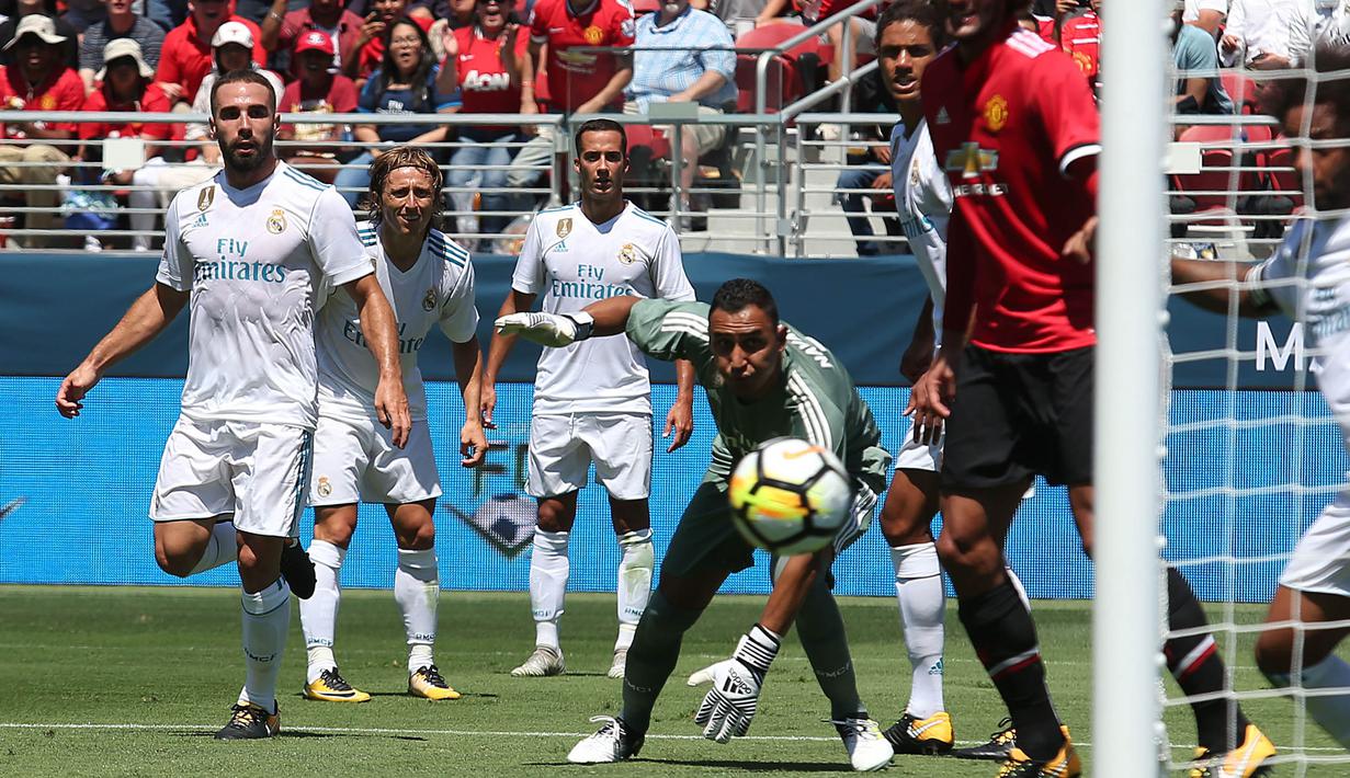 Kiper Real Madrid, Keylor Navas, gawangnya dibobol gelandang Manchester United, Jesse Lingard, pada laga ICC 2017 di Stadion Levi's, California, Minggu (23/7/2017). MU menang atas Madrid 2-1 melalui adu penalti. (AFP/Beck Diefenbach)