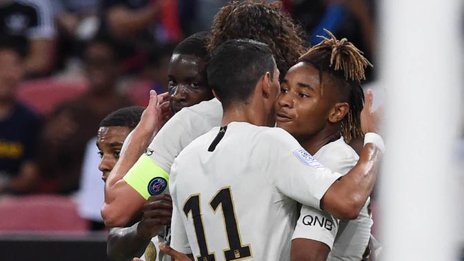 Para pemain Paris Saint-Germain (PSG) merayakan gol yang dicetak oleh Christopher Nkunku ke gawang Atletico Madrid pada laga ICC 2018 di Stadion Nasional Singapura, Senin (30/7/2018). PSG menang 3-2 atas Atletico Madrid. (AFP/Roslan Rahman)
