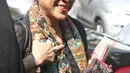 Budayawati, Sukmawati Soekarnoputri saat tiba di kawasan Cikini, Jakarta, Rabu (4/4). Sukmawati Soekarnoputri meminta maaf atas karya puisi miliknya yang berjudul "Ibu Indonesia", kepada umat Islam di Indonesia. (Liputan6.com/Herman Zakharia)