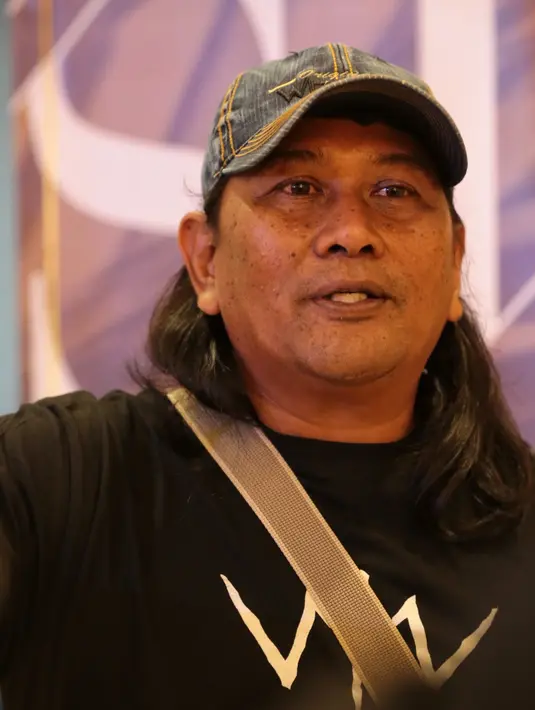 Beberapa tahun kemudian, omongan mendiang akhirnya terwujud. Vino didapuk memerankan tokoh Wiro. Ken Ken sendiri tak kuasa menahan haru menceritakan obrolan dengan mendiang ayahnya Vino. (Adrian Putra/Bintang.com)