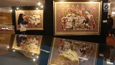 Pengunjung mengamati karya-karya Panji dalam Festival Panji Internasional di Perpustakaan Nasional, Jakarta, Selasa (10/7). Festival Panji ini bertujuan membangkitkan kembali budaya Panji yang mulai pudar. (Liputan6.com/Arya Manggala)