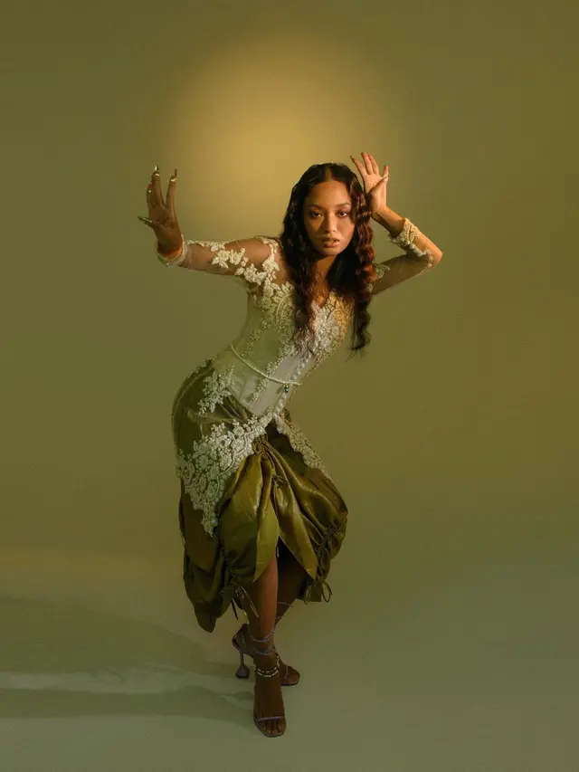 Asmara Abigail Pakai Kebaya