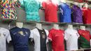 Deretan jersey tim sepak bola dan peserta Piala Dunia 2022 Qatar dipajang di salah satu kios di Blok B Pasar Tanah Abang, Jakarta, Jumat (18/11/2022). Jersey sejumlah tim nasional favorit peserta Piala Dunia 2022 Qatar seperti Belanda, Brasil, Jerman, serta Argentina banyak diburu pembeli. (Liputan6.com/Faizal Fanani)