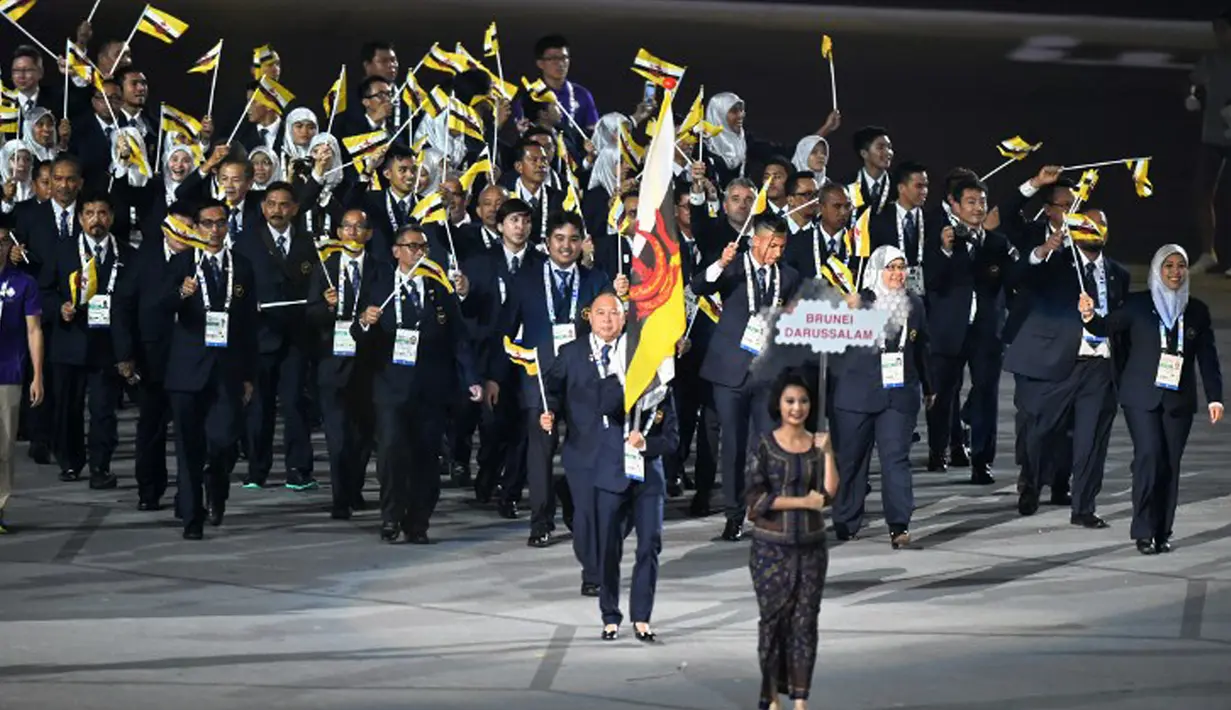  Kontingen Brunei Darussalam saat mengikuti parade di pembukaan SEA Games 2015, Singapura, Jumat (5/6/2015). (AFP Foto)