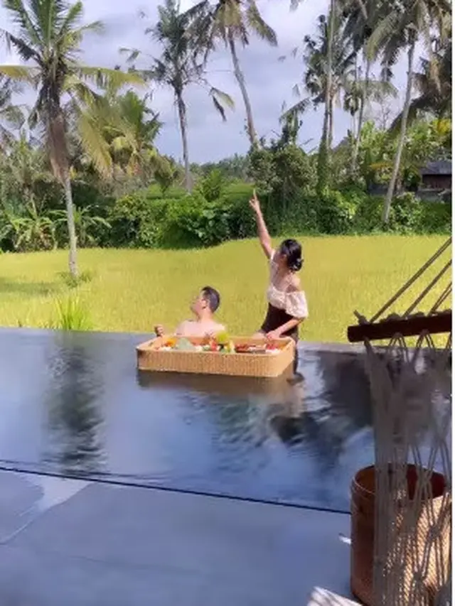 Momen bulan madu romantis Rendi Jhon dan Glenca Chysara. (Foto: Instagram/glencachysaraofficial)