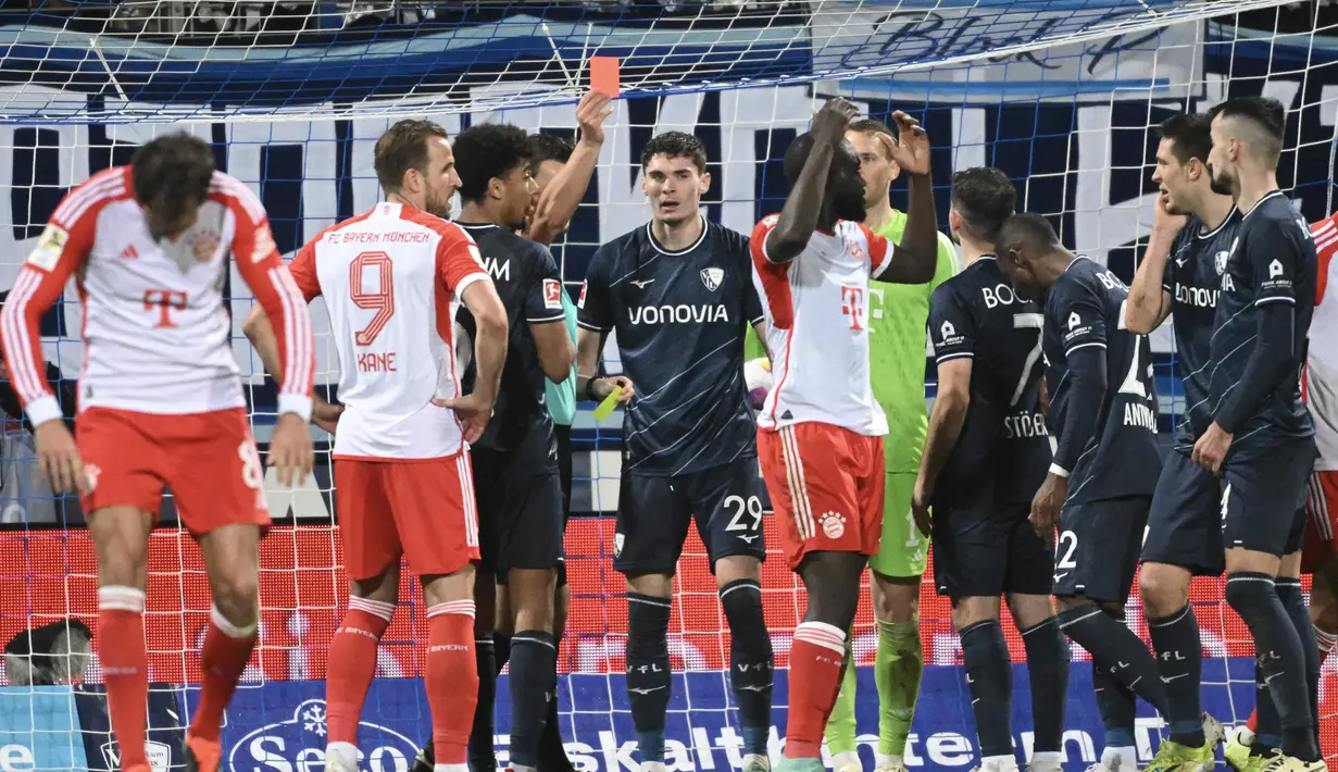 Pemain Bayern Munchen, Dayot Upamecano, mendapat kartu merah saat melawan VfL Bochum pada laga Bundesliga di Stadion Ruhrstadion, Bochum, Minggu (18/2/2024). Bayern takluk 2-3. (AFP/Ina Fassbender)