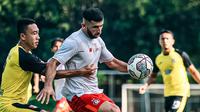 Gelandang asing Ibrahim Basoun dimainkan pada partai uji coba Persik kontra Mitra Kukar yang berakhir 1-2. (Persik FC Official)