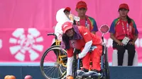 Atlet Lawn Bowls Indonesia, Retnowati Yugia Sibara (Kanan) melemparkan bola dalam babak kualiikasi kelas Tunggal Wanita menghadapi pemain Mella Windasari di Lapangan Hockey Senayan, Minggu (7/10/2018). (Inapgoc/Husni Yamin)