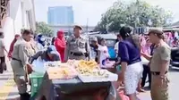 Penertiban PKL juga parkir liar oleh Satpol PP dan Dishub DKI ternyata belum memberi efek jera. (Liputan 6 SCTV)