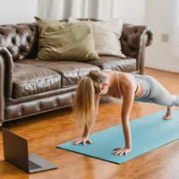 Memulai hidup sehat tidak harus menghabiskan waktu berjam jam di gym, karena kunci kebugaran sebenarnya terletak pada konsistensi durasi singkat. [Dok/Pexels.com/Marta Wave].