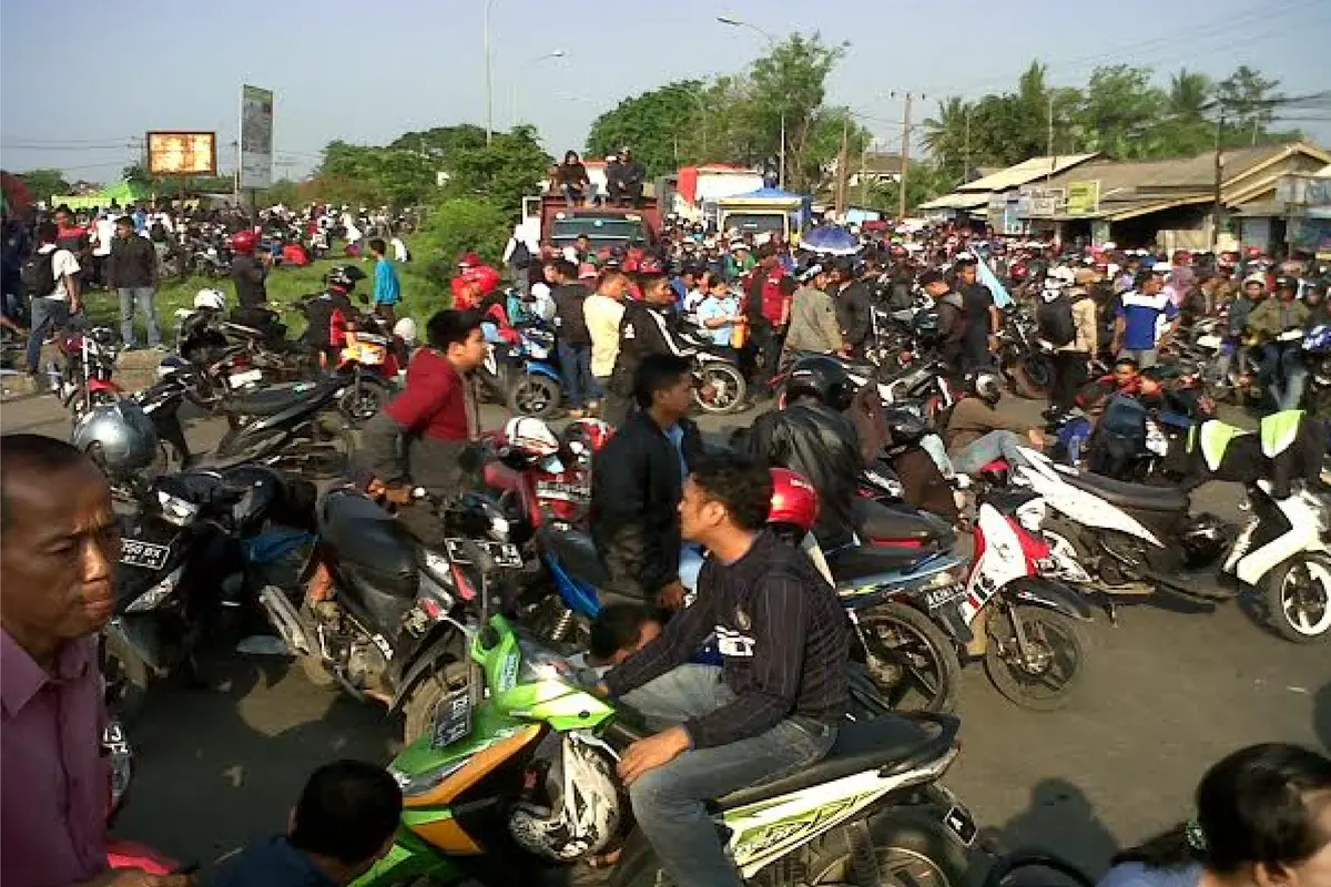 Demo buruh blokir Tol Ciujung, Serang, Banten. (Liputan6.com/Yandhi Deslatama)