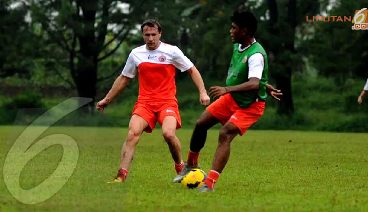 Ivan Bosnjak (kiri) berusaha merebut bola dari kaki salah pemain Persija Jakarta saat berlatih di POR Sawangan Depok pada Jumat 24 januari 2014 (Liputan6.com/Helmi Fithriansyah).