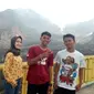 Tiga pengunjung asal Garut, menikmati sensasi pemadangan alam indah di atas ketinggian fasilitas menara pandang 2 Papandayan, Garut, Jawa Barat (Liputan6.com/Jayadi Supriadin)