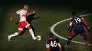 Pemain New York Red Bulls, Thierry Henry menggiring bola melewati pemain New England Revolution pada laga Desert Diamond Cup di Kino Sports Complex, Tucson, Arizona, 23 Februari 2013. Henry tercatat telah mengemas 51 gol dari 122 pertandingan sejak 2010 hingg 2015 (AFP/Getty Images/Christian Petersen)