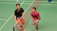 Penampilan legenda bulutangkis Indonesia, Taufik Hidayat melawan pebulutangkis ganda putra Indonesia, Hendra Setiawan pada laga Yonex Legends Vision di GOR Asia Afrika, Jakarta, Senin (17/8/2015). (Bola.com/Vitalis Yogi Trisna) 