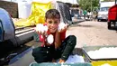 Seorang pedagang kaki lima mendinginkan diri dengan es yang ia jual untuk mengatasi cuaca panas yang mencapai 123,8 F (51 C) di Basra, Irak, Kamis (1/7/2021). Pemerintah Irak menetapkan 1 Juli 2021 sebagai hari libur resmi di Baghdad karena gelombang panas yang menyengat. (AP Photo/Nabil al-Jurani)