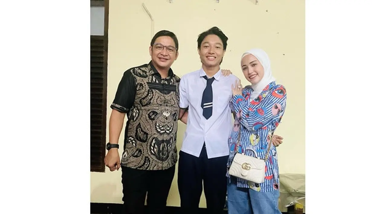 Pasha Ungu dan Adelia Wilhelmina yang selalu kompak, keduanya akan maju sebagai calon legislatif di Pemilu 2024. (Sumber: Instagram/adeliapasha)