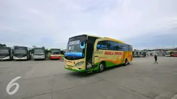 Bus yang tampak di terminal terpadu Pulo Gebang, Jakarta, Selasa (27/12). Terminal ini disebut-sebut sebagai yang terbesar se-Asia Tenggara, dan akan dijadikan basis utama bus-bus Antar Kota Antar Provinsi (AKAP). (Liputan6.com/Angga Yuniar)
