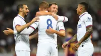 Para pemain Chelsea merayakan gol yang dicetak Ross Barkley ke gawang Barcelona pada laga pramusim di Stadion Saitama, Jepang, Selasa (23/7). Chelsea menang 2-0 atas Barcelona. (AFP/Charly Triballeau)