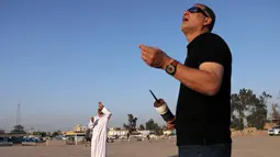 Pria Irak menerbangkan permainan tradisional layang-layang selama bulan Ramadan di sebuah lapangan di Kerbala pada 12 Mei 2019. Bermain layang-layang merupakan salah satu cara muslim Irak untuk mengisi waktu sambil menunggu saat berbuka puasa (ngabuburit). (REUTERS/Abdullah Dhiaa Al-Deen)