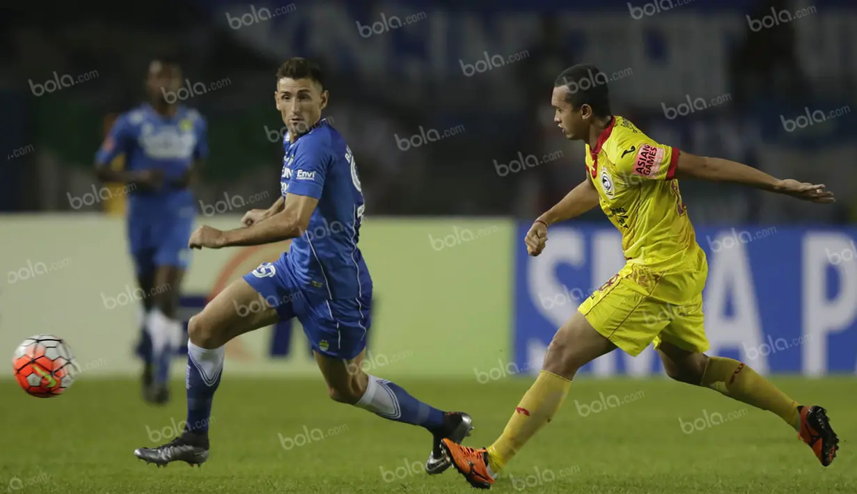 Pemain Persib, Juan Belencoso (kiri), berusaha melewati hadangan pemain Sriwijaya FC dalam laga Torabika Soccer Championship 2016 di Stadion Si Jalak Harupat, Bandung, Sabtu (30/4/2016). (Bola.com/Vitalis Yogi Trisna)