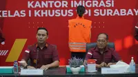 YW saat diamankan di Imigrasi Surabaya. (Dian Kurniawan/Liputan6.com)