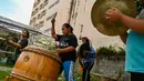 Pengisi memainkan musik saat latihan Barongsai jelang perayaan Tahun Baru Imlek Kelinci di Banda Aceh, Sabtu (21/1/2020). Barongsai dipersiapkan untuk memeriahkan perayaan Tahun Baru Imlek di kota itu yang menandai tahun kelinci. (Chaideer Mahyuddin/Agence France-Presse/AFP)