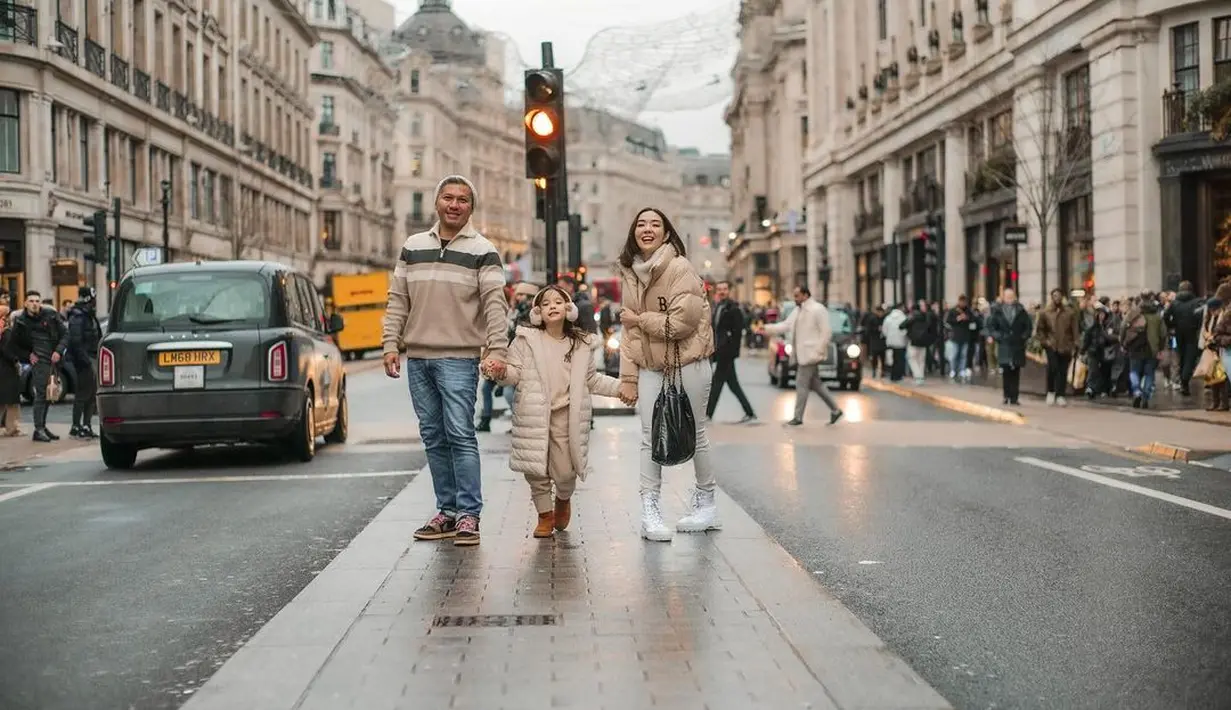 Jelang akhir tahun, Gading bersama Gisel dan Gempi menikmati waktu liburan di London.